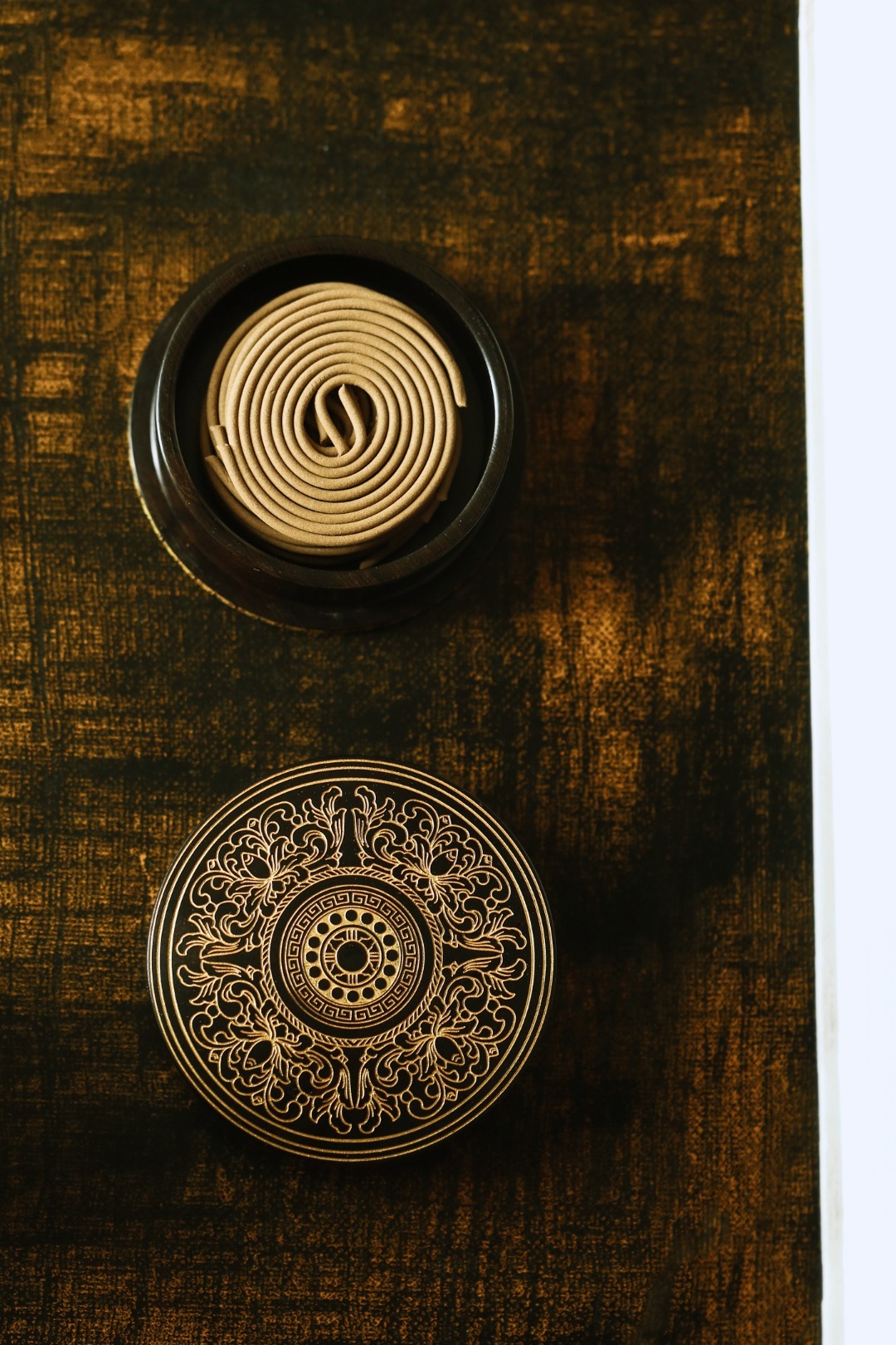 紫光檀×描金【西番莲纹】圆盒一木整挖，子母盖式，严丝合缝，盒面满雕西番莲纹，手工