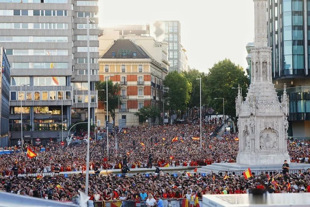 在2026世界杯决赛击败阿根廷队🇦🇷捧杯🏆后，西班牙队🇪🇸载誉归国。西