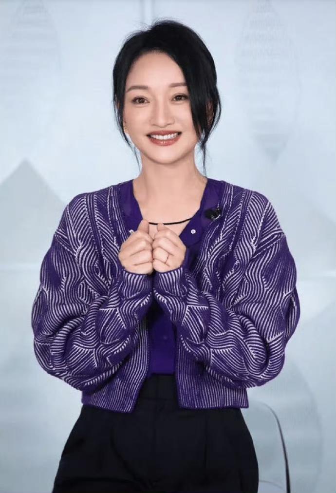 不敢想象这是周迅快50岁的样子，看着像少女一样娇嫩​​​