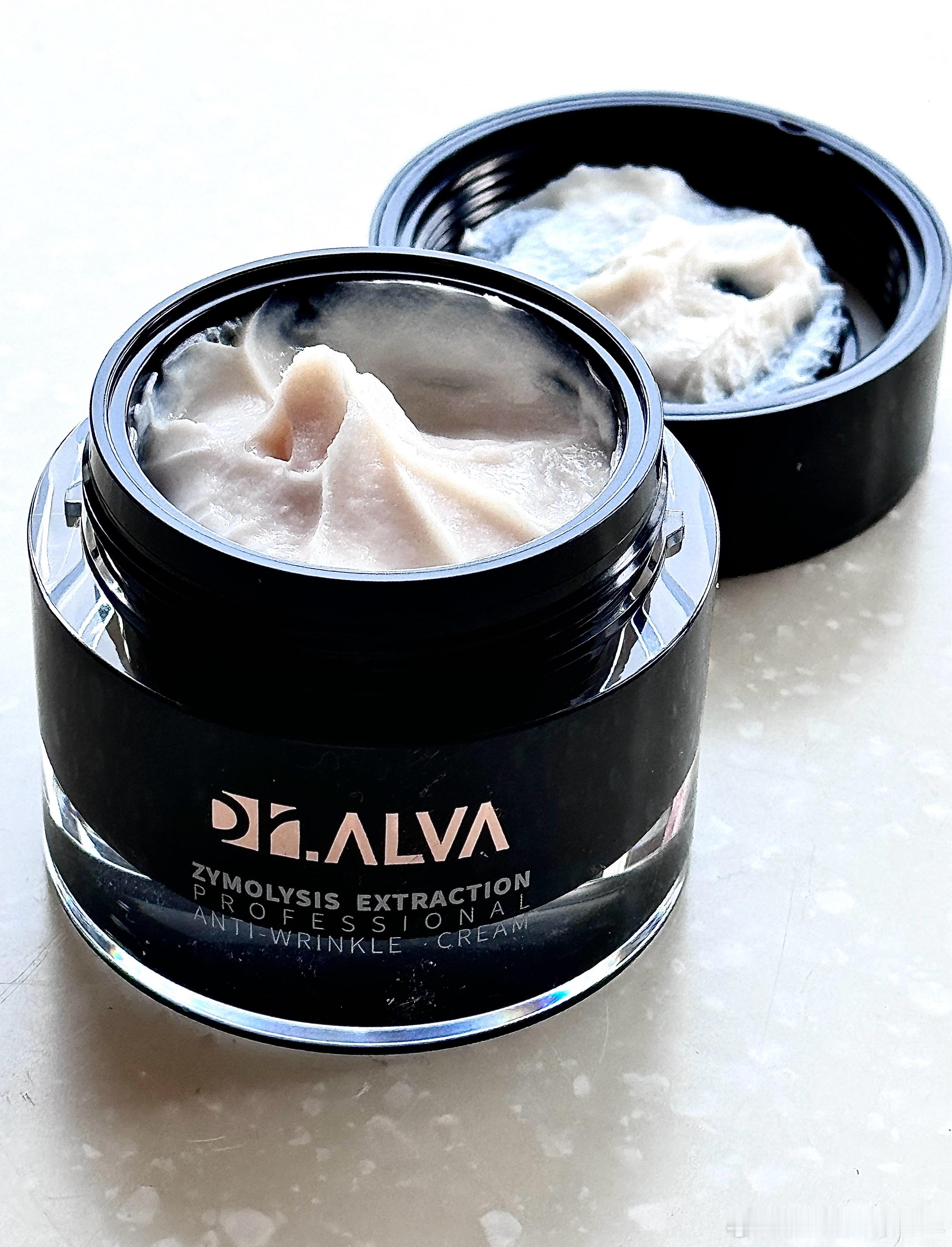 抗老维稳界的卷王出现了，瑷尔博士清透霜简直是混油皮的天菜，春夏的救星，和经典版一