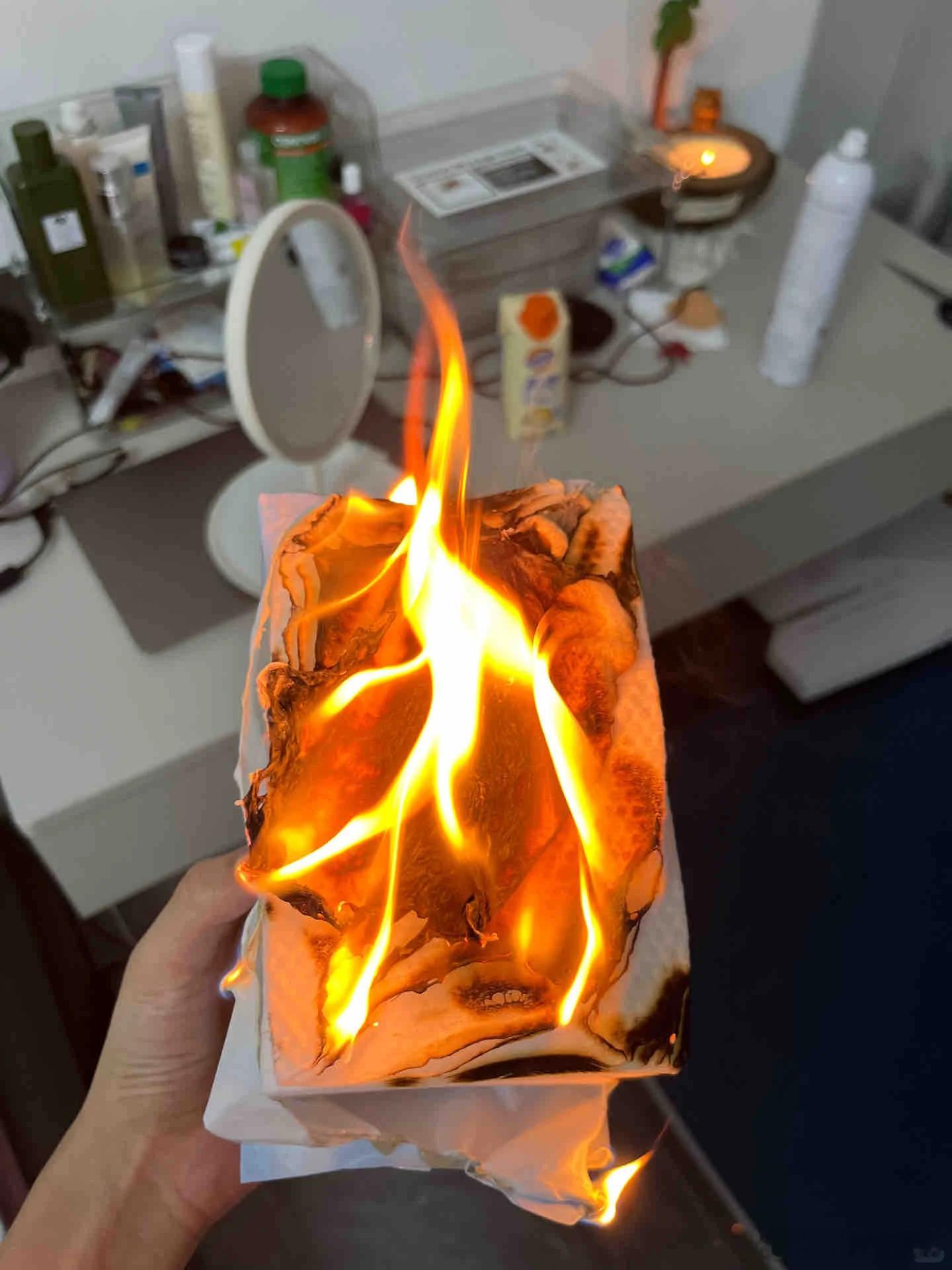 洗脸巾着火了先拍个照 