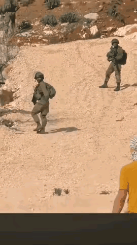 手无寸铁和全副武装对峙，还能把发过来的弹药投掷回去，这种勇气从心里赞叹！