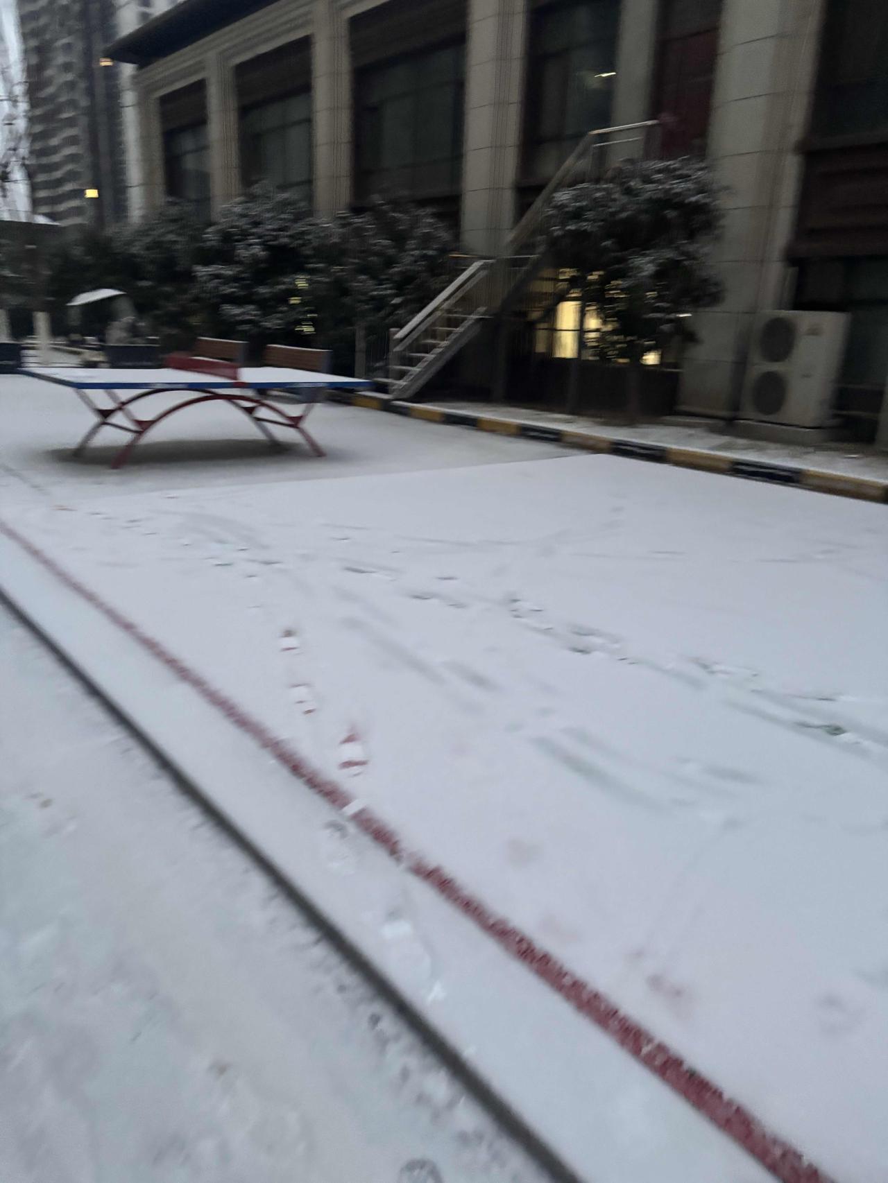 今天是大寒节气，早上到楼下看到外面也下了一层雪。

虽然生在北方，但是最近几年看
