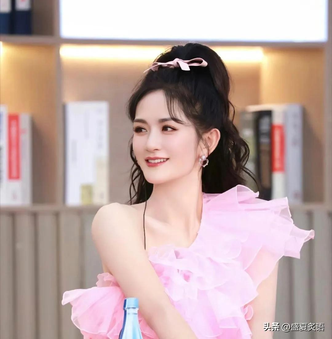 大家发现了没，
谢娜有个坏习惯，
可能永远也改不掉，那就是她特别护犊子。这不，3