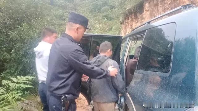 
这起哀牢山救助事件，让人在揪心之余也感受到了生命的顽强和社会的温暖。34岁男子