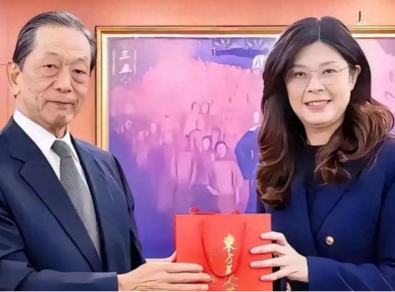 就在刚刚，

中国“国民党主席”郑丽文正式宣布，

7月30日，国民党主席郑丽文