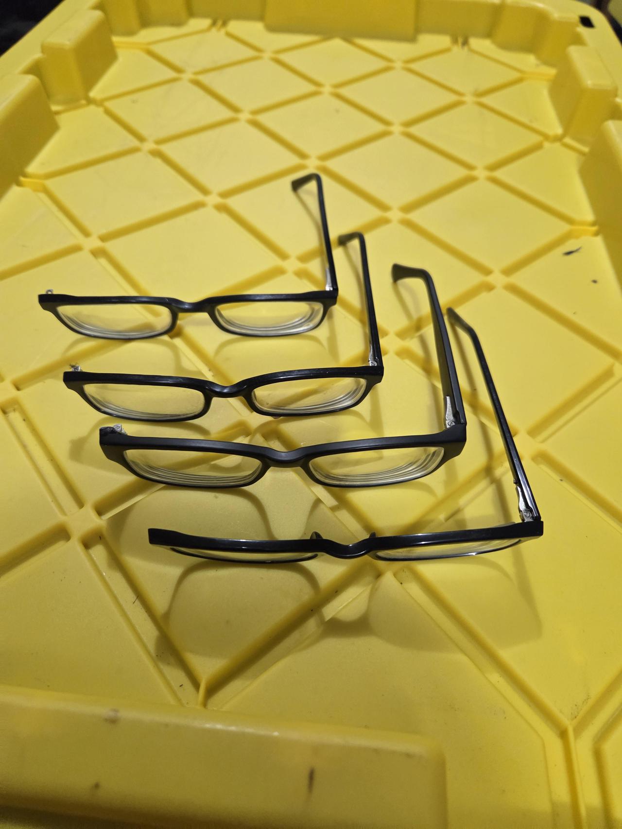 22岁年轻人总弄坏眼镜，原因是摘眼镜时习惯单手抓住左侧镜腿向外拉，导致铰链逐渐松