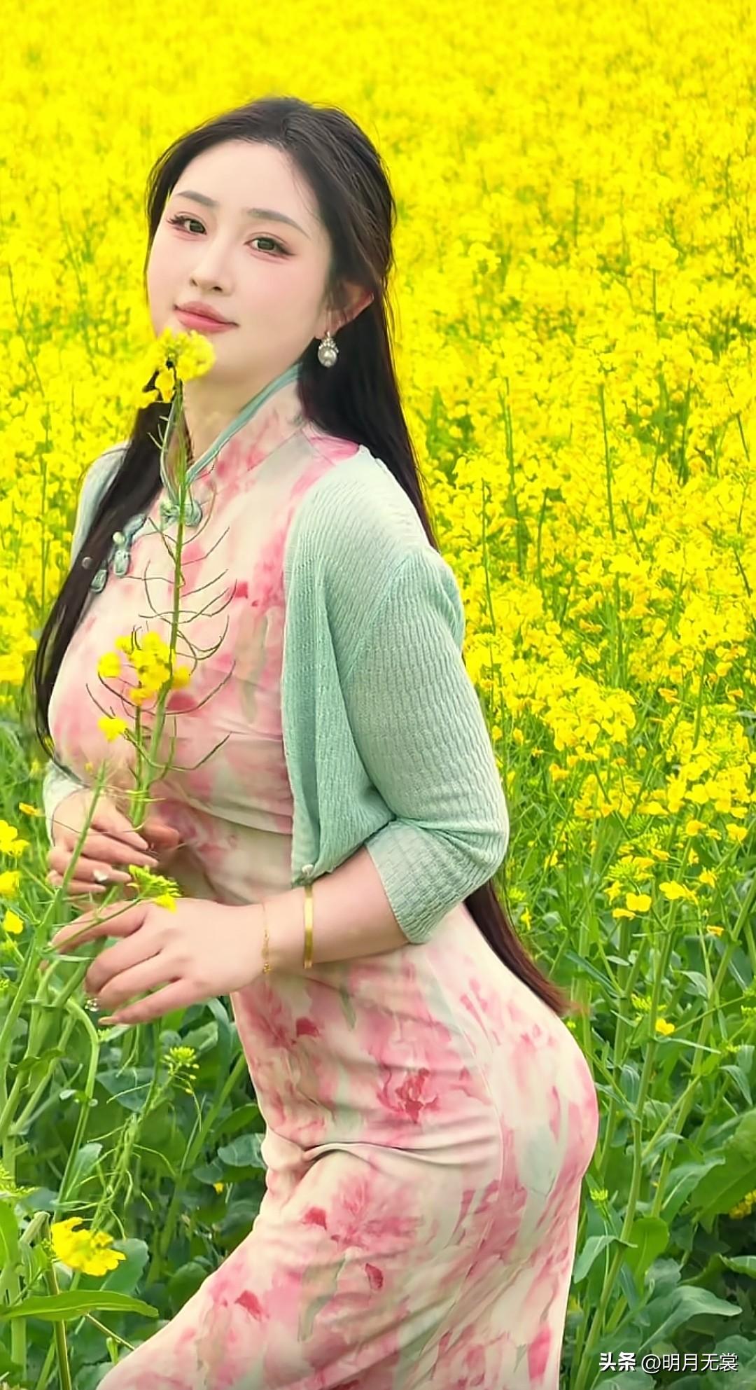 春日花田里的少女，粉裙飘逸，花海中绽放笑颜。