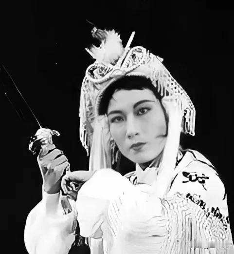 跟京剧一样，演过《白蛇传》的越剧演员也不少，也是各个流派都有
下图 各越剧宗师的