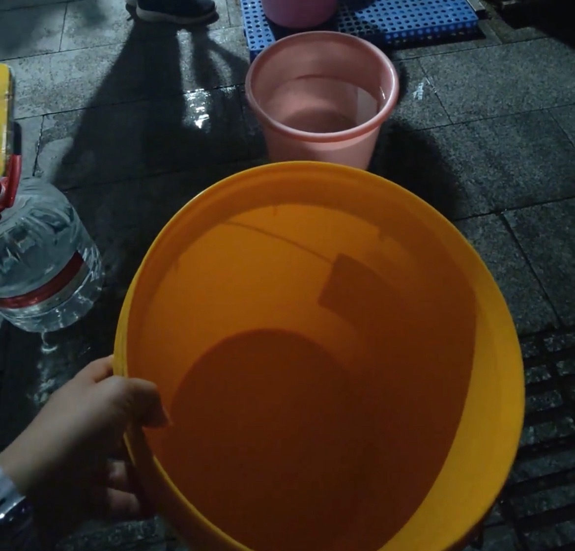 【玉林容县一居民家自来水臭自花钱去买水】5月13日，玉林市容县的一居民称：家里的