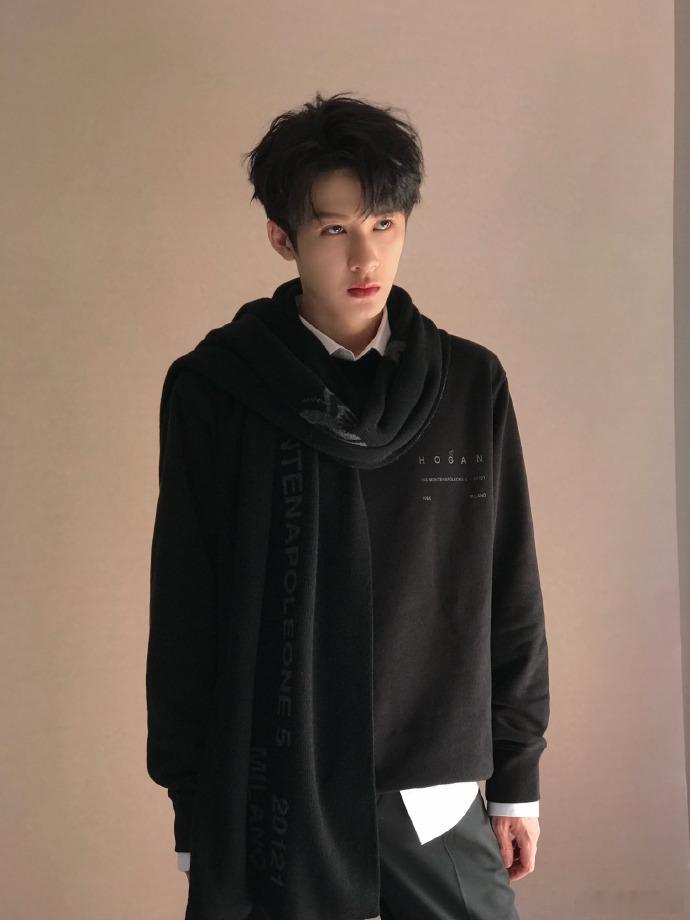 谁懂啊！檀健次的少年感根本藏不住！冷白皮搭配紧致轮廓，怼脸镜头下皮肤细腻透亮，再