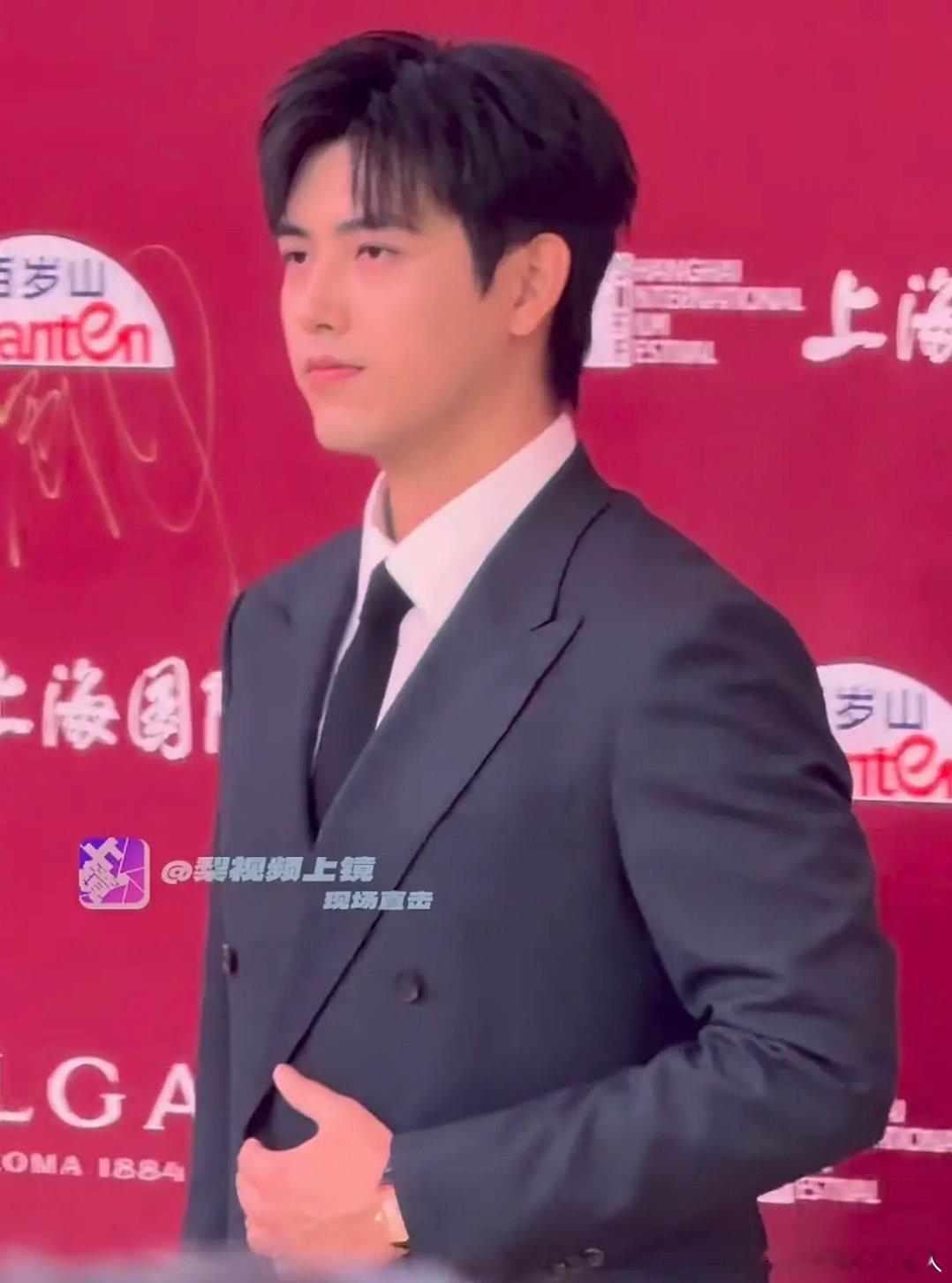 现在的陈飞宇简直是胖成了2个李峋呀！ 