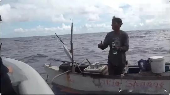 现实里的农夫与蛇。

12月25日，中国海警船在巡逻的时候，遇到一名菲律宾渔民。