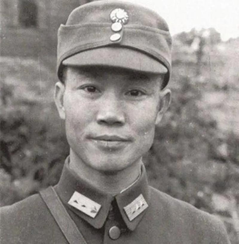 1938年，国民党少将叶蓬求见陈诚，陈诚看了名片后，随手扔进纸篓，对副官说：“这