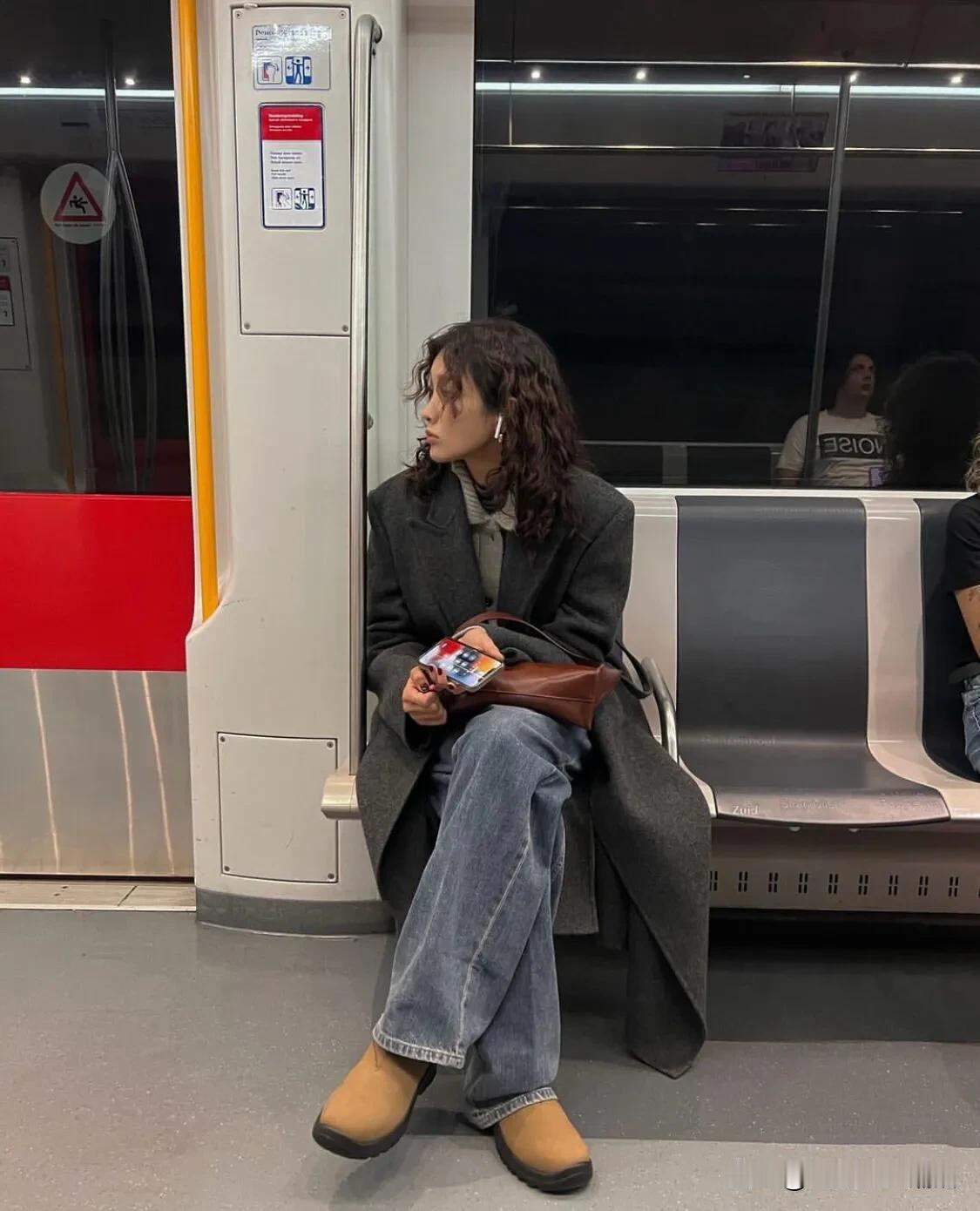 #一句话证明秋天来了#
🍂松弛感满满的秋季日常穿搭
#Fashion潮搭# #
