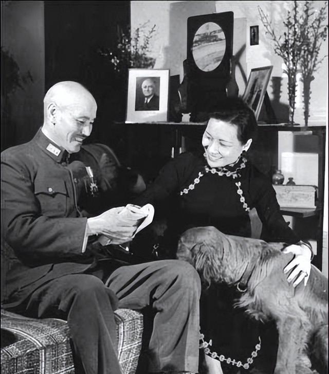 蒋介石母亲的坟被挖开，里面的棺材未落地，有什么玄机？

蒋介石亲监下葬，墓碑刻孙