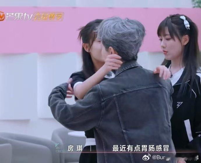叶童抱了房琪好久 乘风2025 被叶童和房琪的拥抱甜到，这就是《乘风2025》里