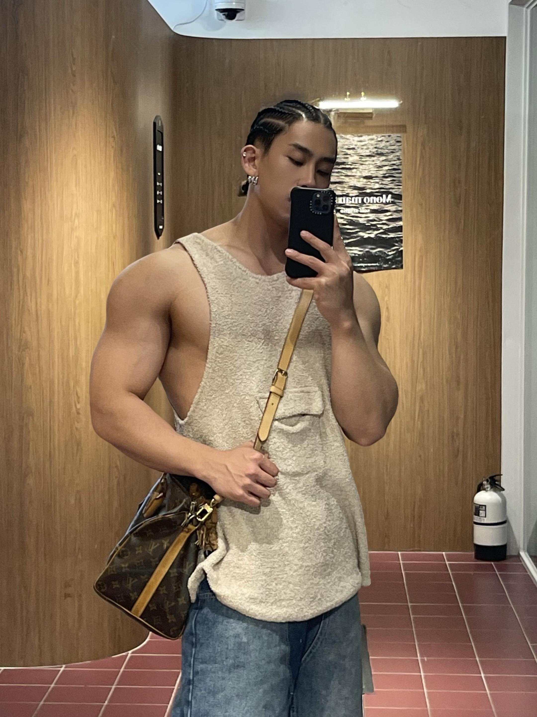 出门会被多看两眼的程度。男生穿搭