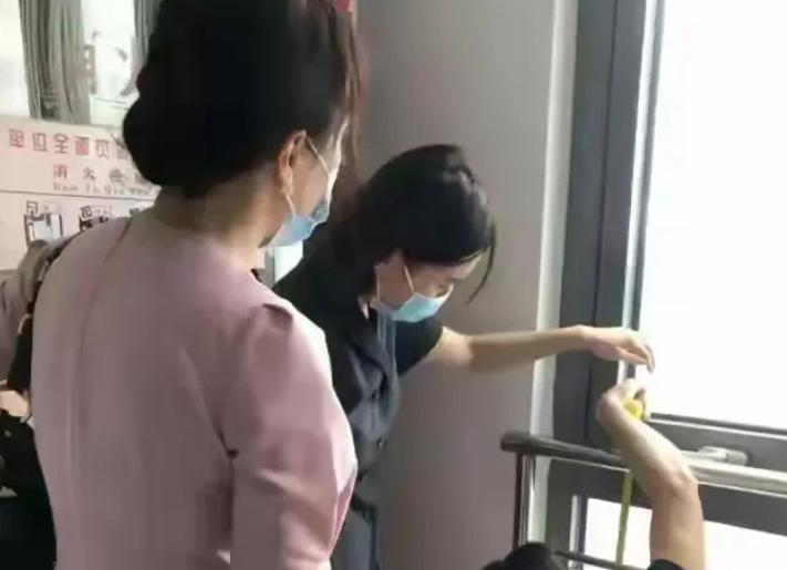 上海某医院，一位母亲在经历了女儿割腕获救后，因担心女儿再做傻事，彻夜未眠地守护在