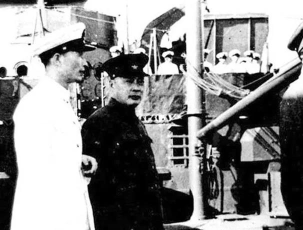 1949年，
陈毅找到张爱萍。

陈毅：
“派你去组建华东野战军海军。”
张爱萍