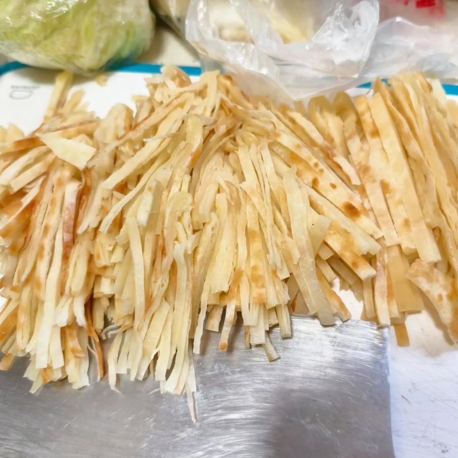 男子在购买炒饼时，因打包五头大蒜被老板劝退，显然引发了争议。有人认为老板的拒绝过