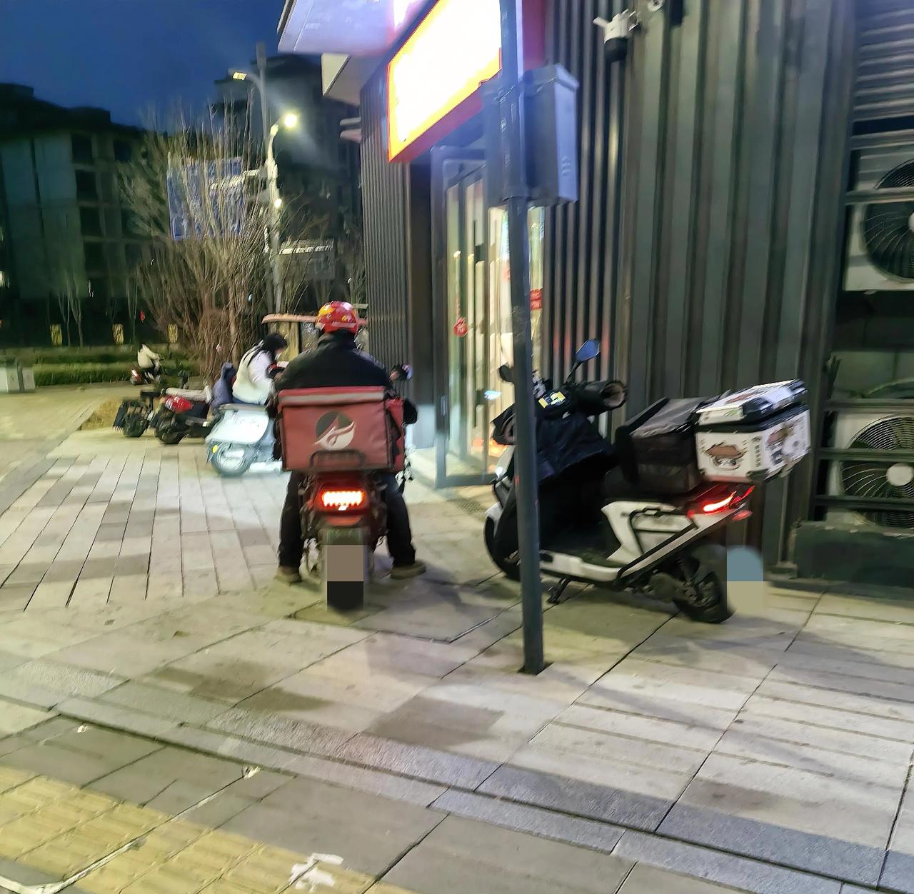 每次路过这家奶茶店，门口总是有三次四个外卖小哥，刮风下雨天气里，他们就坐到奶茶店