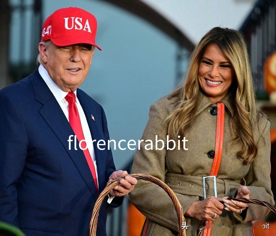 刚结束亚洲多国访问返回美国，79岁的老特戴着红帽子，打上红领带，和第一夫人在白宫