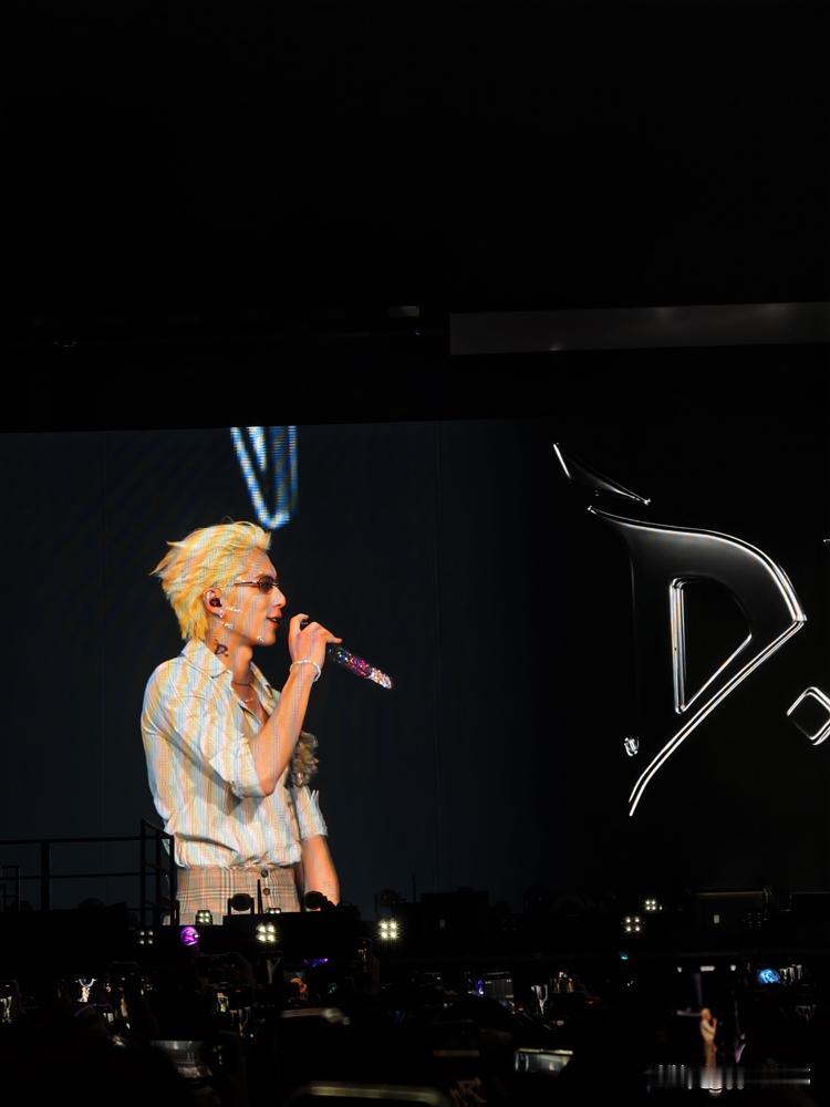 王鹤棣澳门的票价，快冲破银河系了。
一个澳门姑娘，耗费1580的票，排了3小时