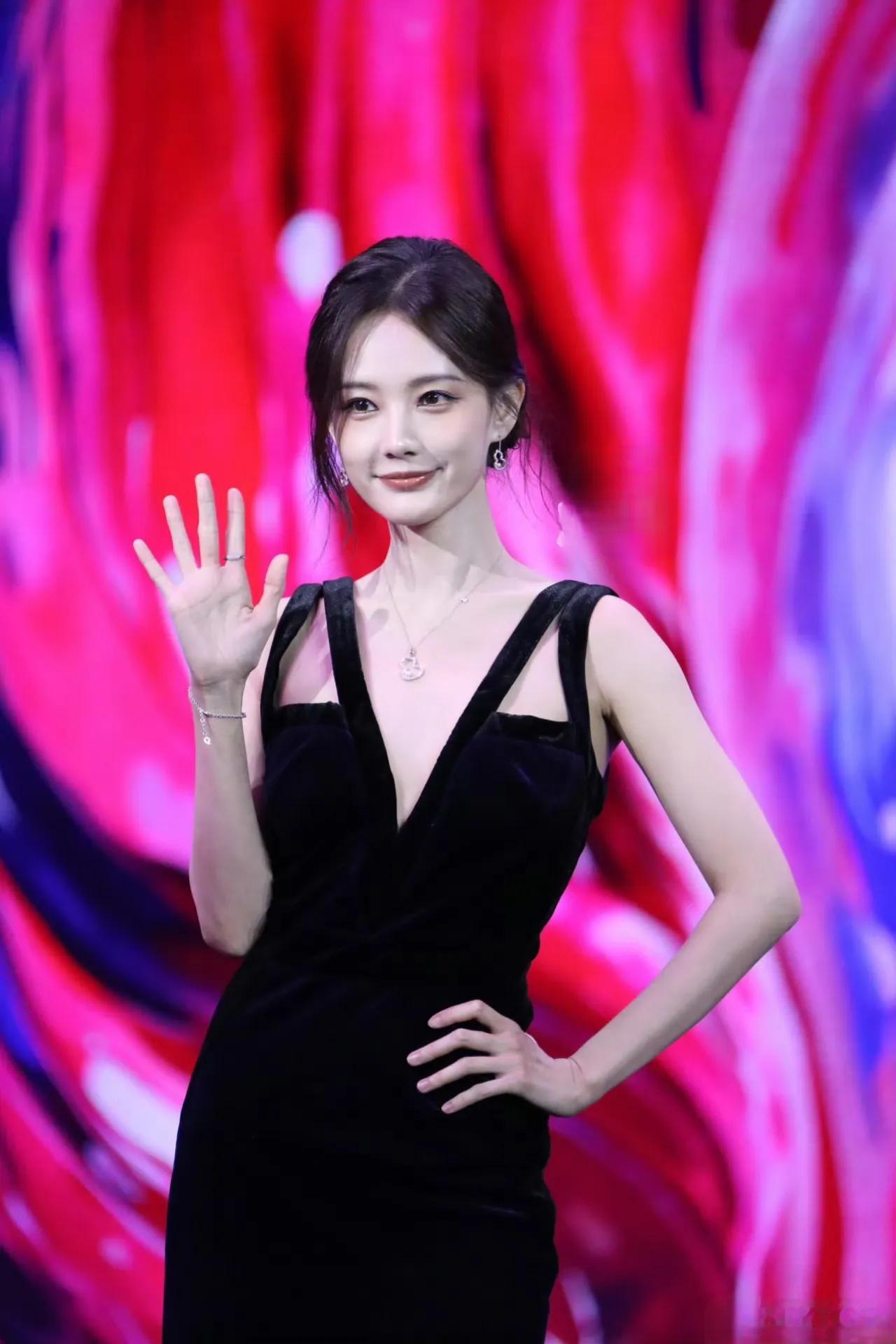 李一桐｜鹅剧派对红毯生图
礼服｜Marchesa Notte 无袖天鹅绒直筒裙