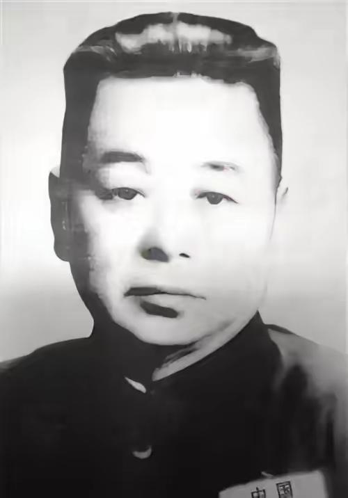 一天，范绍增再娶小妾。洞房夜，他喘着粗气，猴急的去解小妾的衣服。小妾按住手娇羞说