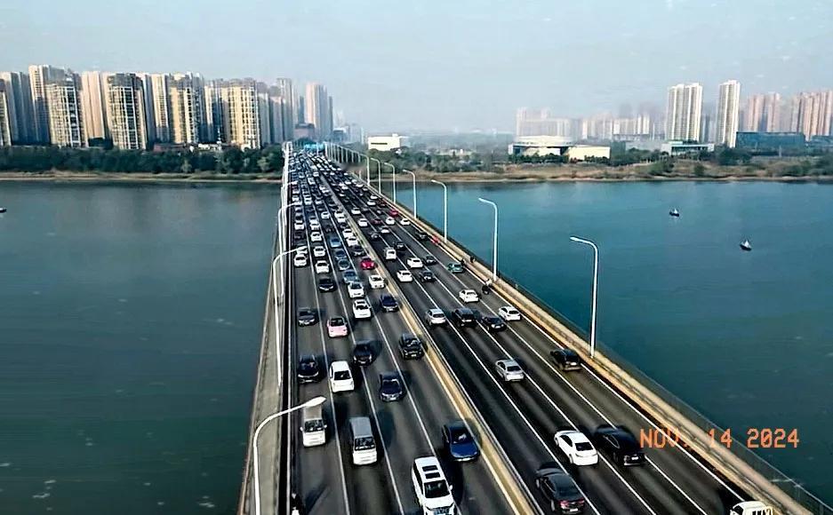 欣赏一下长沙湘府路大桥城市风景，这种角度看长沙城市可以说是称得上一线城市风景线。