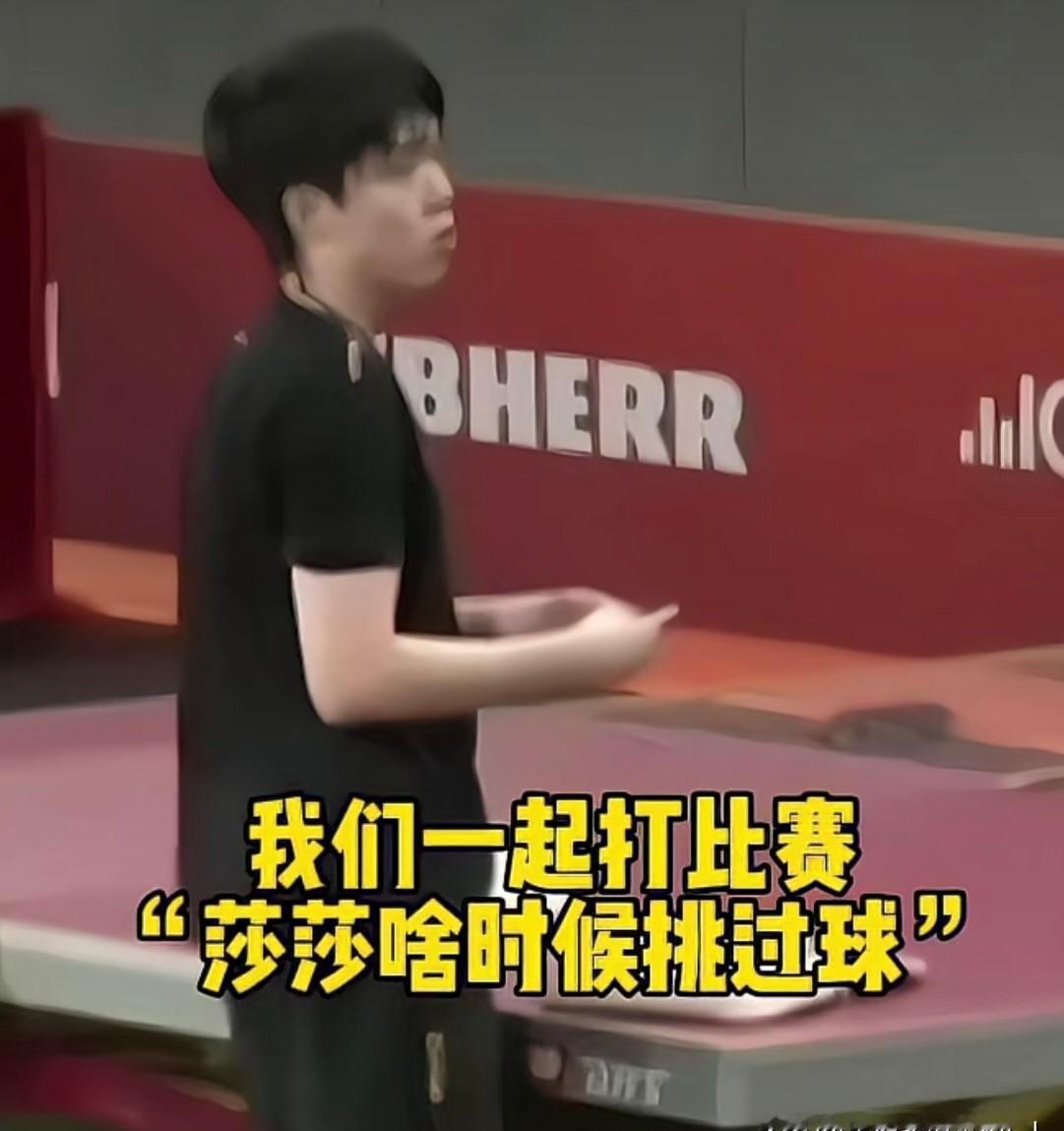 这家人真的太有意思了！
父亲在球场上弯腰捡球的瞬间，儿子立马有样学样跟着做，这画