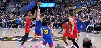 队友人人约基奇……
戈登脑后长眼妙传约基奇空篮得手！
戈登虽然长相粗犷、勇猛，但