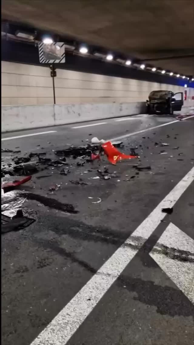 骄傲的跃马面目全非，年少的梦想支离破碎