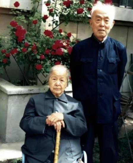 1964年，北大教授季羡林听说妻子彭德华要来北京，连夜把家里的大床换成了单人床，