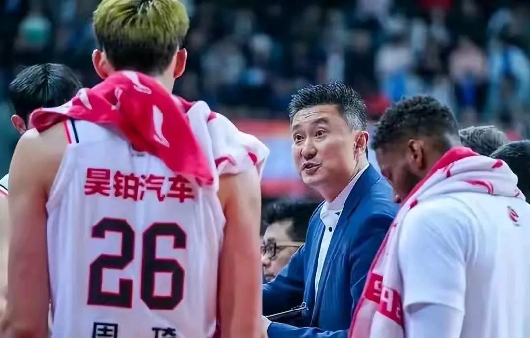 广东两大悍将正式离队！搬行李离开宿舍，无人送行显得十分落寞，离开也好，离开了变态