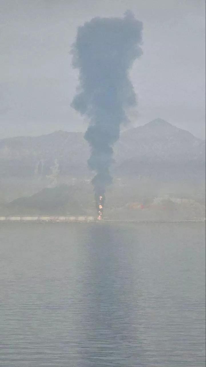 突发！阿联酋关键石油港口遭袭起火，伊朗的报复早有明确警告！3月16日，阿联酋富查