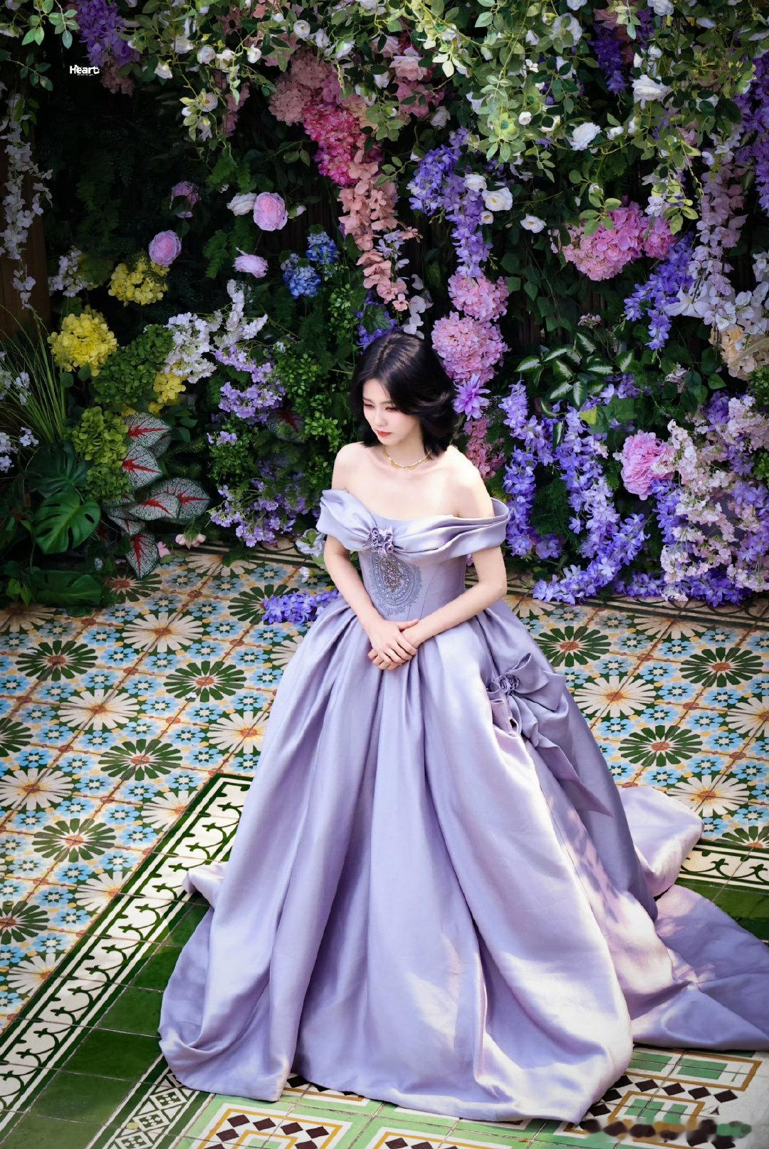 白鹿王韵娜紫罗兰公主 这香芋紫抹胸裙一上身，直接把公主氛围感焊在身上了，花墙前一