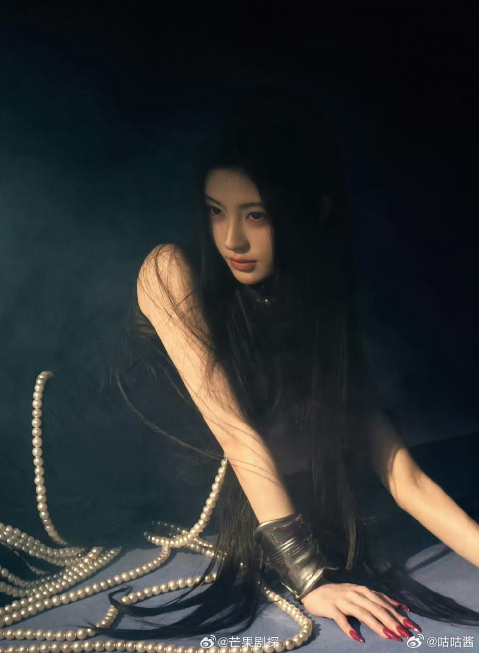 鞠婧祎黑天鹅外套鞠婧祎黑天鹅羽毛外套 鞠姐，还有什么造型是你驾驭不了的 