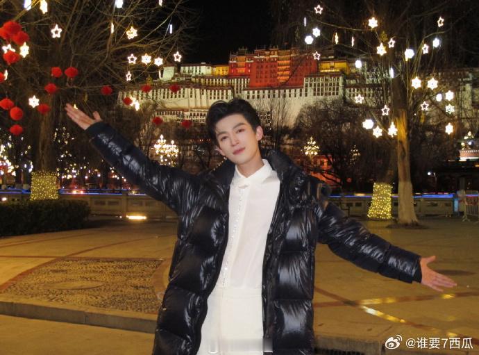 侯明昊王星越央视春晚后台合照  侯明昊和王星越春晚后台欢乐合照，20 和 25 