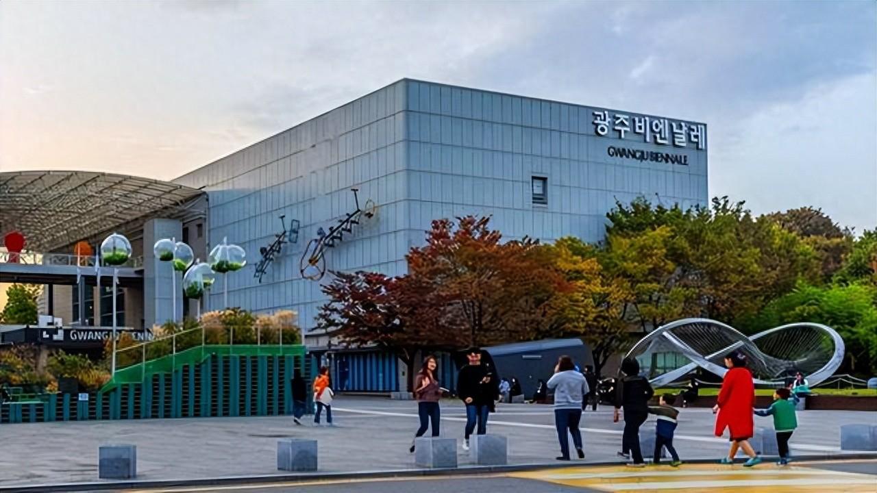 一块展牌，三个月扯皮，最后的结局——中国馆19名艺术家，开幕前夕连夜打包，拎箱撤
