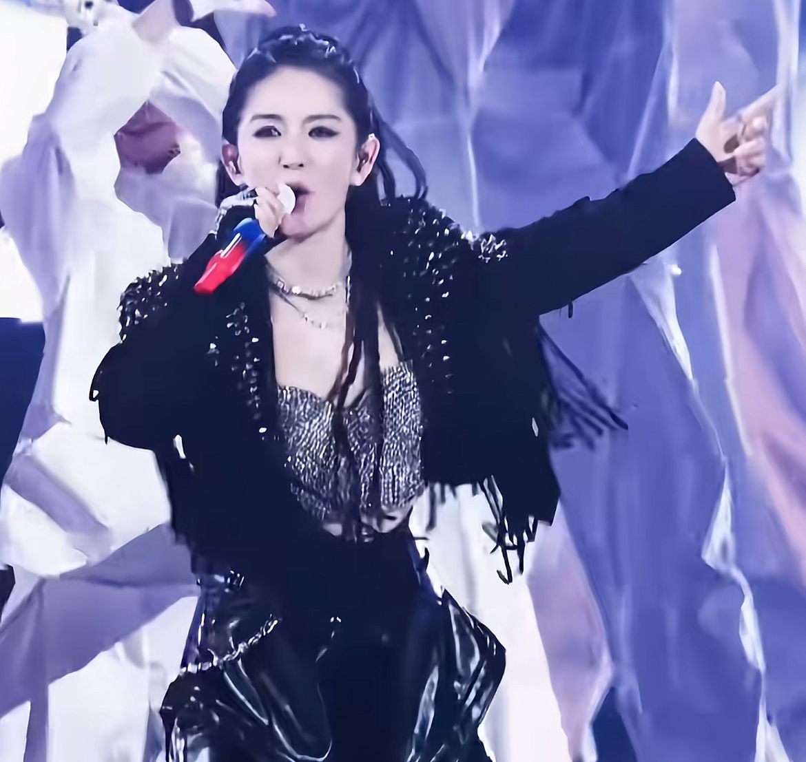 张杰谢娜持续掉粉谢娜北京演唱会售罄我现在都能想到她演唱会到时候肯定得整一个感动的