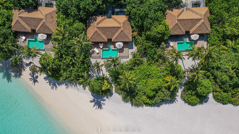 坐落于马尔代夫静谧纯净的诺努环礁（Noonu Atoll），马尔代夫诺库度假酒店