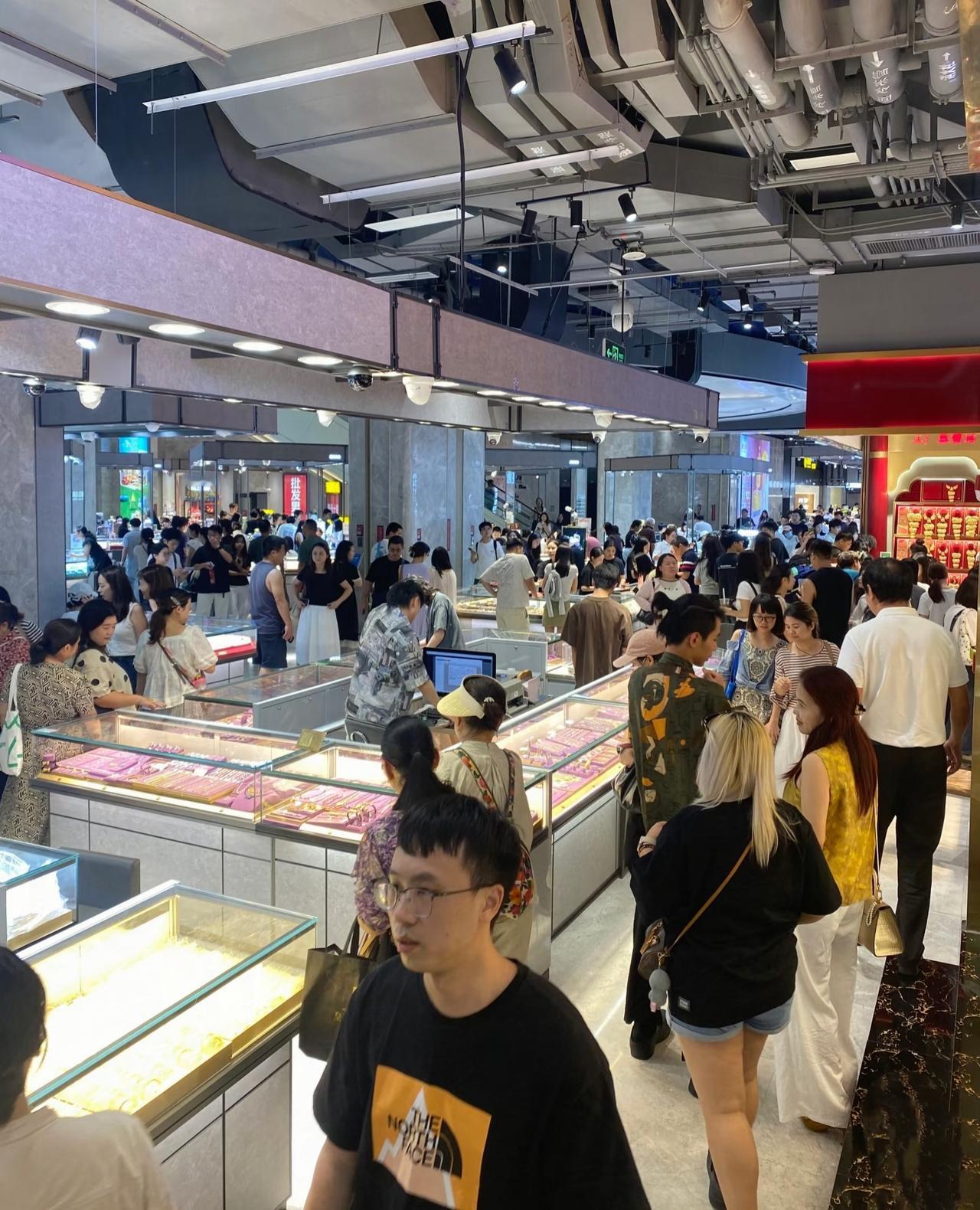 难怪金店这么多人
原来不是因为金价跌了，
而是今晚老美的cpi出来了
利好黄金，