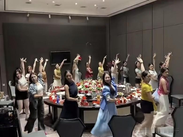 这样聚餐的都是什么人？玩的开心不说，还有人专门拍视频。