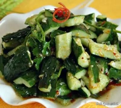 1200多家饭店被举报，原因竟然是普普通通的一盘拍黄瓜。
而这些职业打假人也是抓