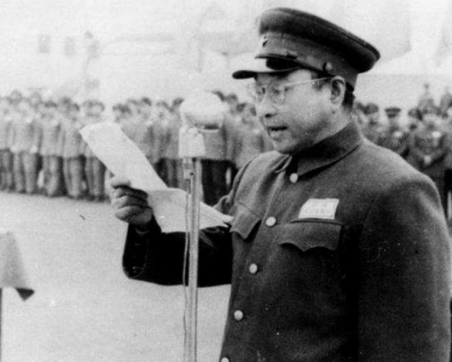 一次，陈赓用白水炖萝卜招待彭德怀，自己却躲在房间里大口吃肉，彭德怀大怒：“好你个