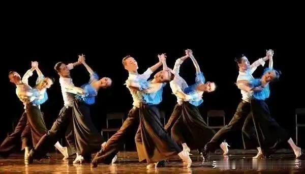 广场交谊舞，喜欢跳的人感觉是一种愉悦身心的高雅活动，不会跳的人往往带着有色眼镜百