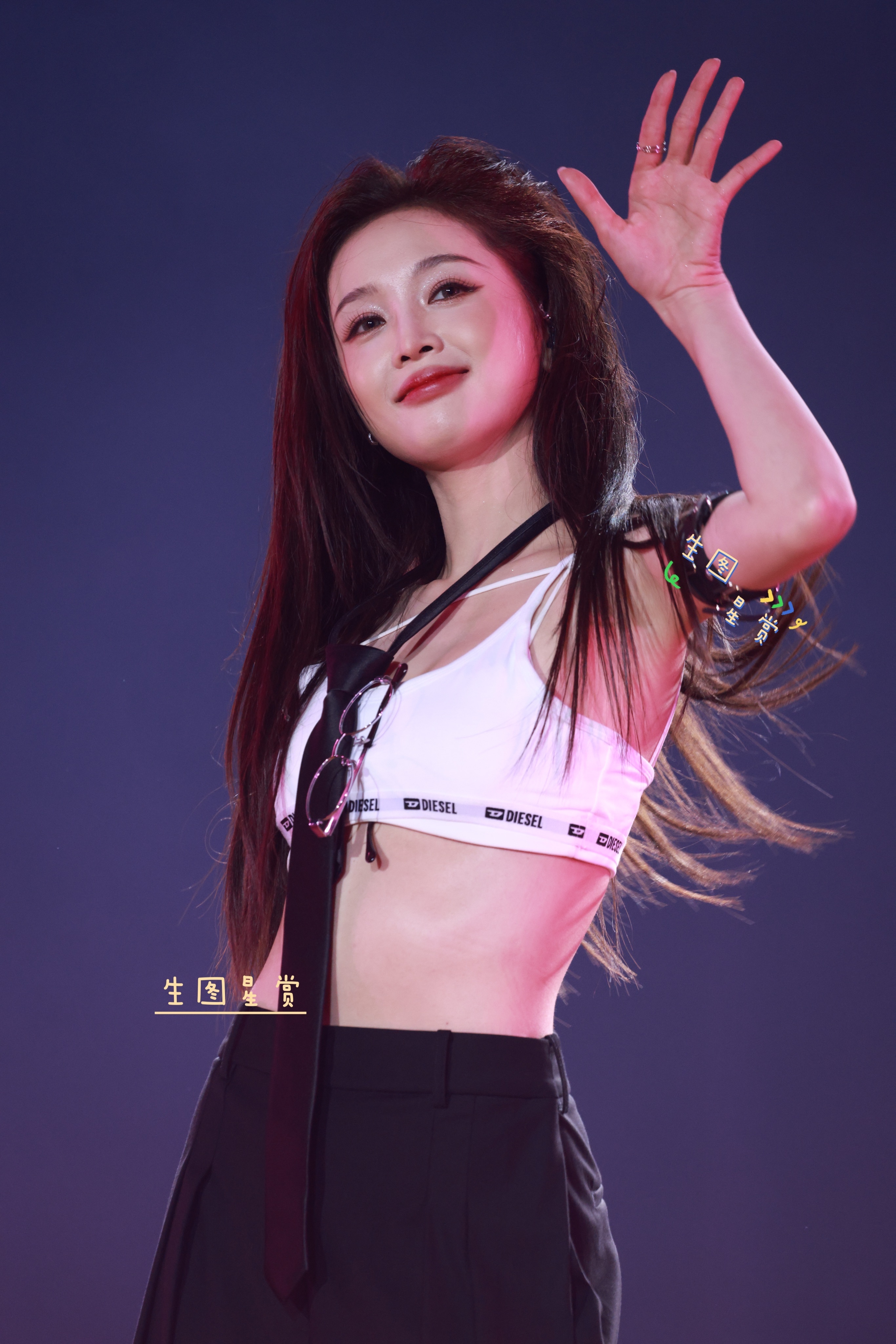吴宣仪广州演唱会第三套look这个腰已经扭到心窝里去了[污]西装配眼镜一整个御姐