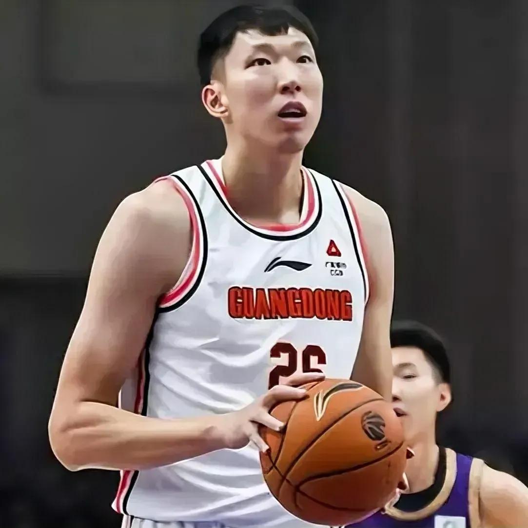 #换周琦😂# 新疆球迷对周琦恨之入骨，在徐杰罚球的时候，新疆球迷高喊“换周琦，